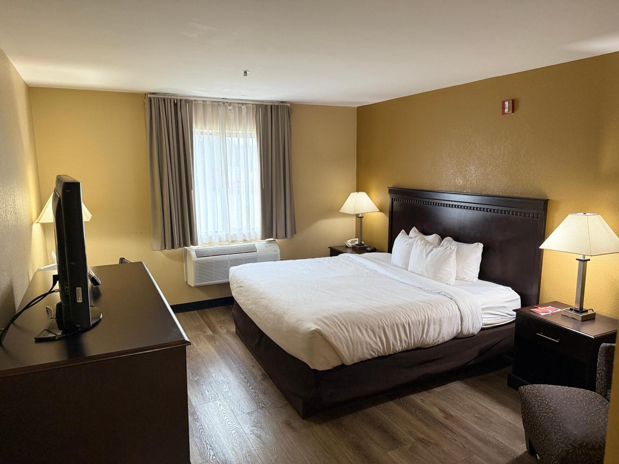 Econo Lodge Inn & Suites Monroe Exterior photo